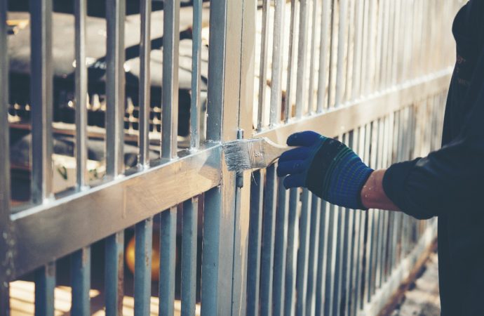 Can a fence be waterproofed in the winter?