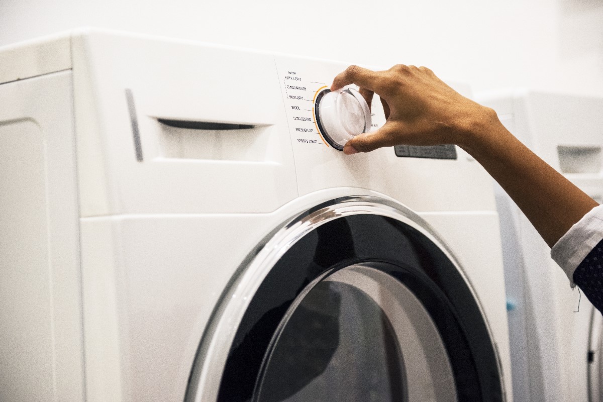What are the characteristics of a modern and eco-friendly washing machine?