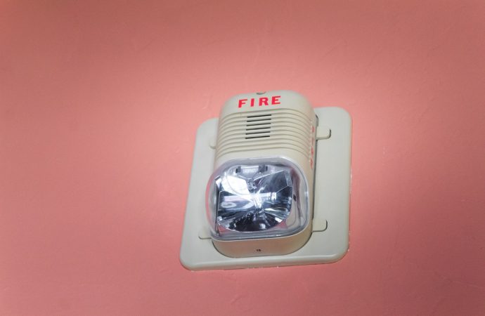 Where and how to install a smoke and gas detector?