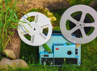 Installing a projector in the garden – how to do it?