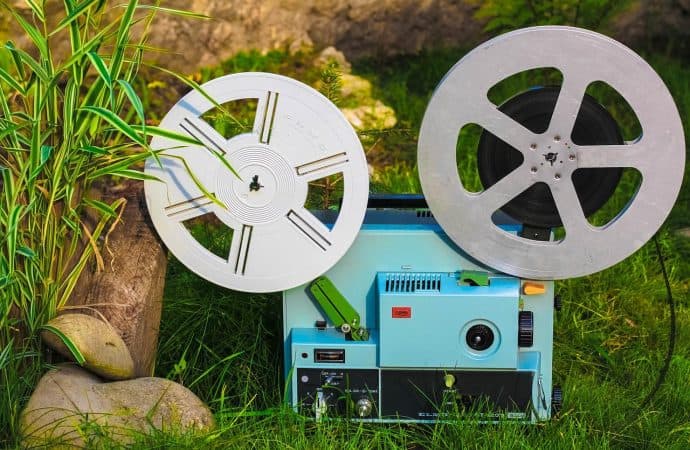 Installing a projector in the garden – how to do it?